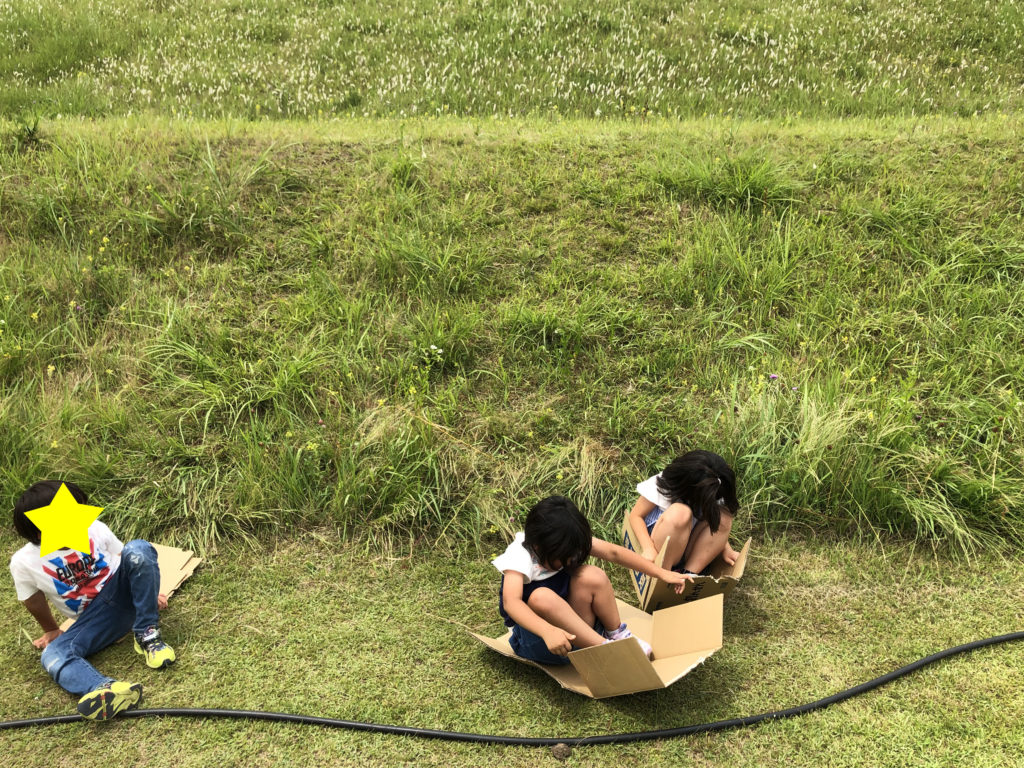 2019年6月2日段ボールで芝生すべり