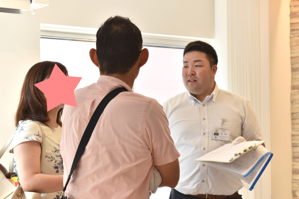 2019年7月完成現場見学会にてリビングの説明している様子