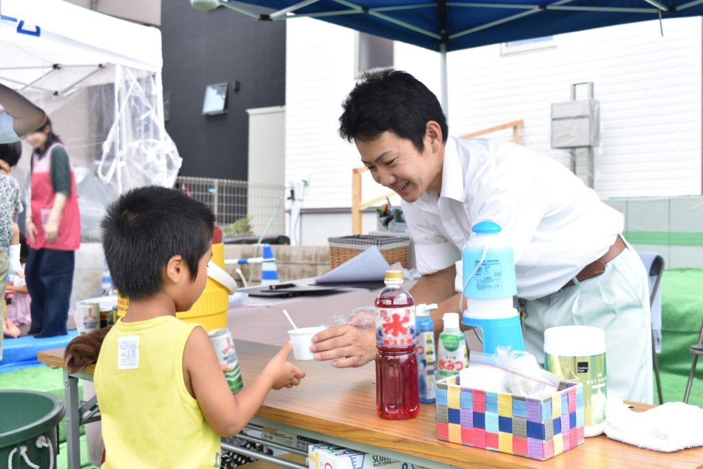 2019年7月見学会にてかき氷を渡している様子