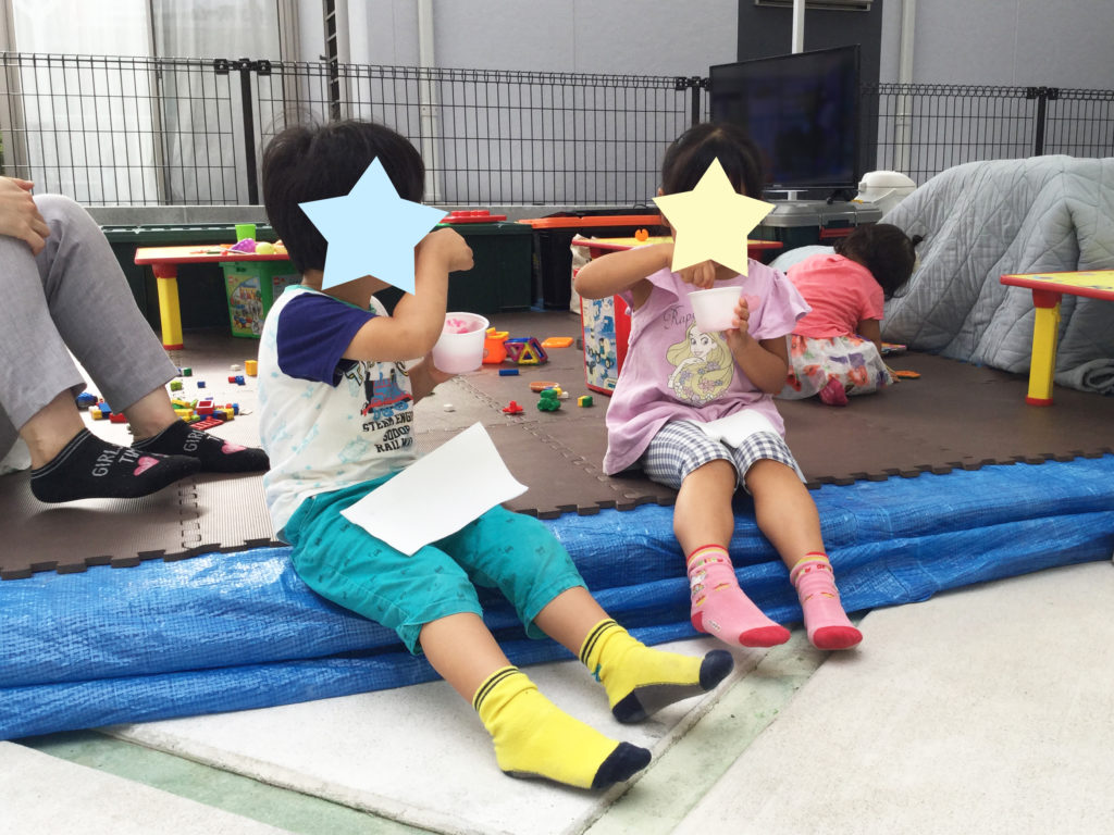 2019年9月完成見学会にてお子様がかき氷を食べている様子