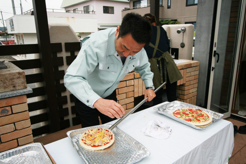 わいわい家族まつりにてピザ作っている様子