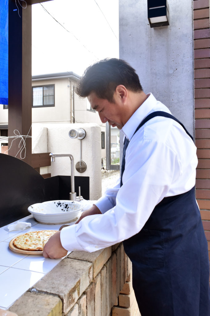 2019年10月21日焼きたてピザを篠原さんがカットしている様子