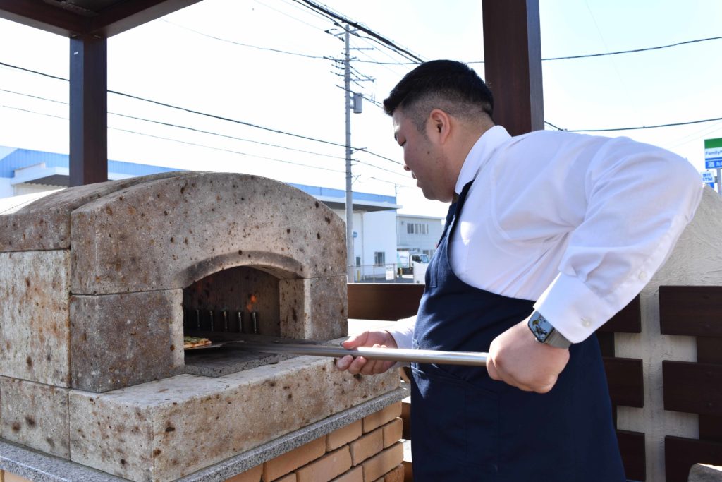 2019年11月19日ピザを焼いている加藤さん