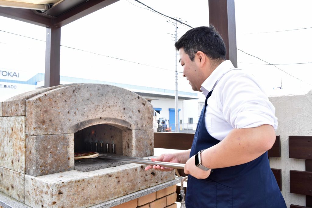 2019年10月31日石窯でピザを焼く加藤さん