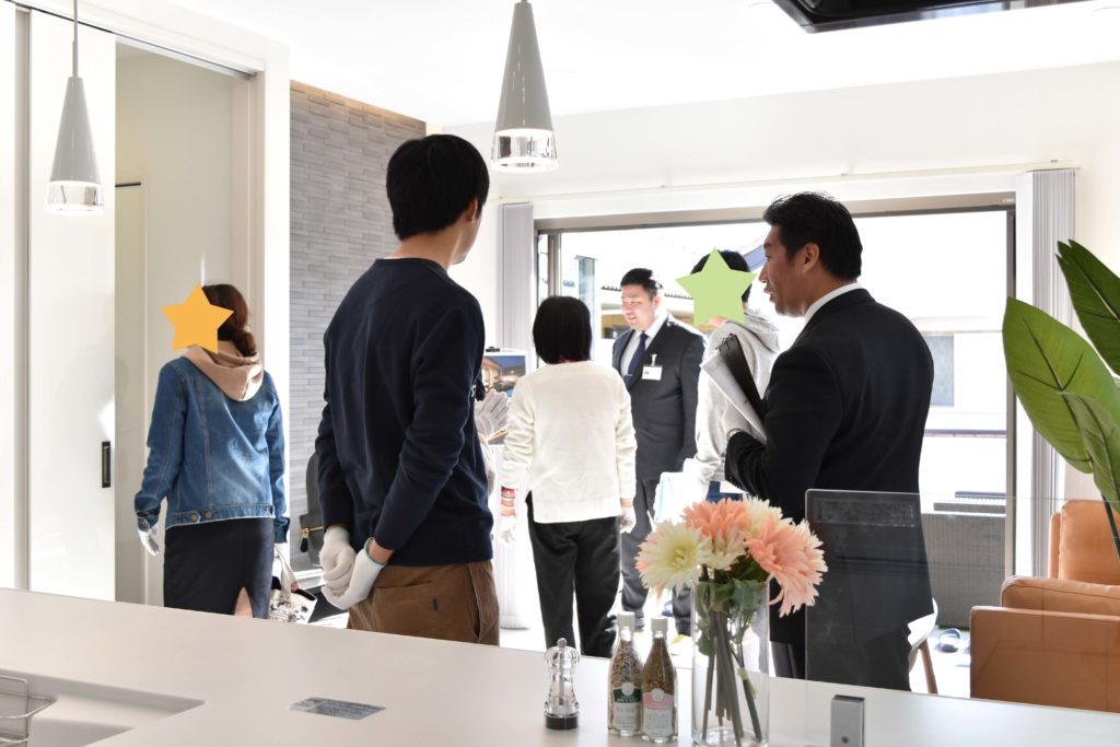 2019年11月30日・12月1日完成見学会にてリビングを見学している様子