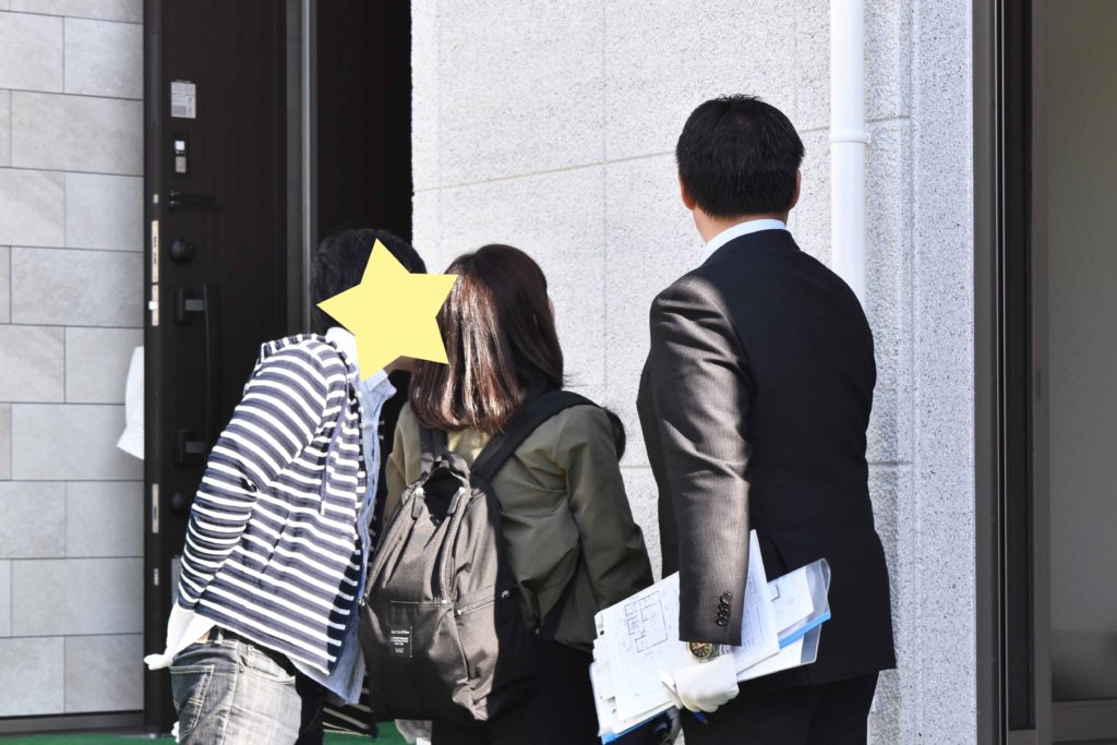 2019年11月30日・12月1日完成見学会で外壁を説明している様子