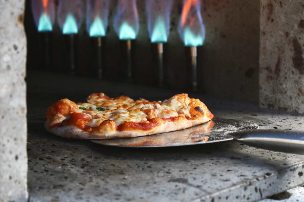 2019年12月2日石窯で手作りピザを焼いている様子