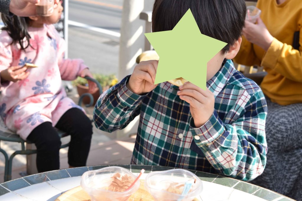 2020年1月24日に開催したピザプライム(ピザパーティー)にてピザを食べているお子様