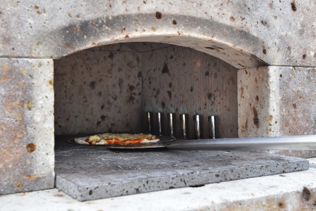 2020年1月24日のピザプライム(ピザパーティー)にてピザ窯でピザを焼いている様子