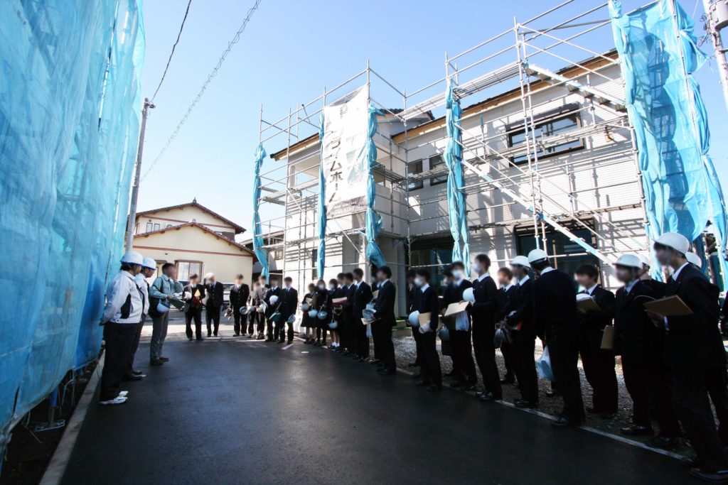 2020年2月13日に静岡県立伊豆総合高等学校の工業科1年生がプライムホームの建築現場に見学に来た時の様子