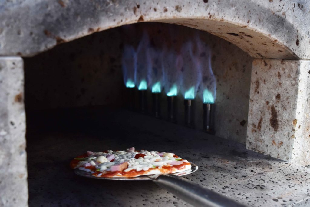 2020年3月14日本格的な石窯でピザを焼いている様子