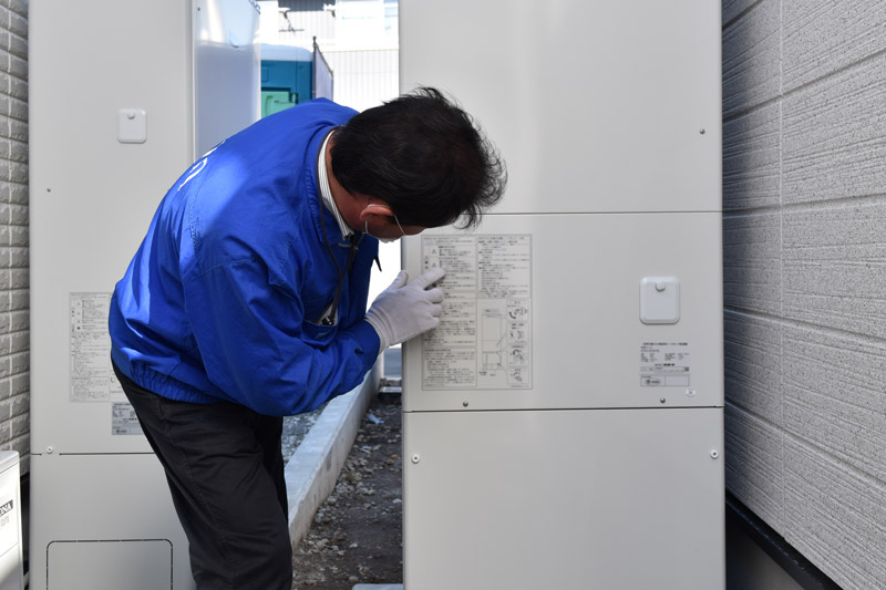2021月2月4日JIOによる完了検査_自然冷媒CO2家庭用ヒートポンプ給湯機をチェックしている様子
