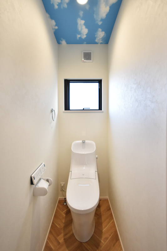 2021年2月4日社内検査1件目_青空のアクセントクロスが可愛いトイレ
