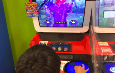 ポケモンのゲームに熱中するお子様