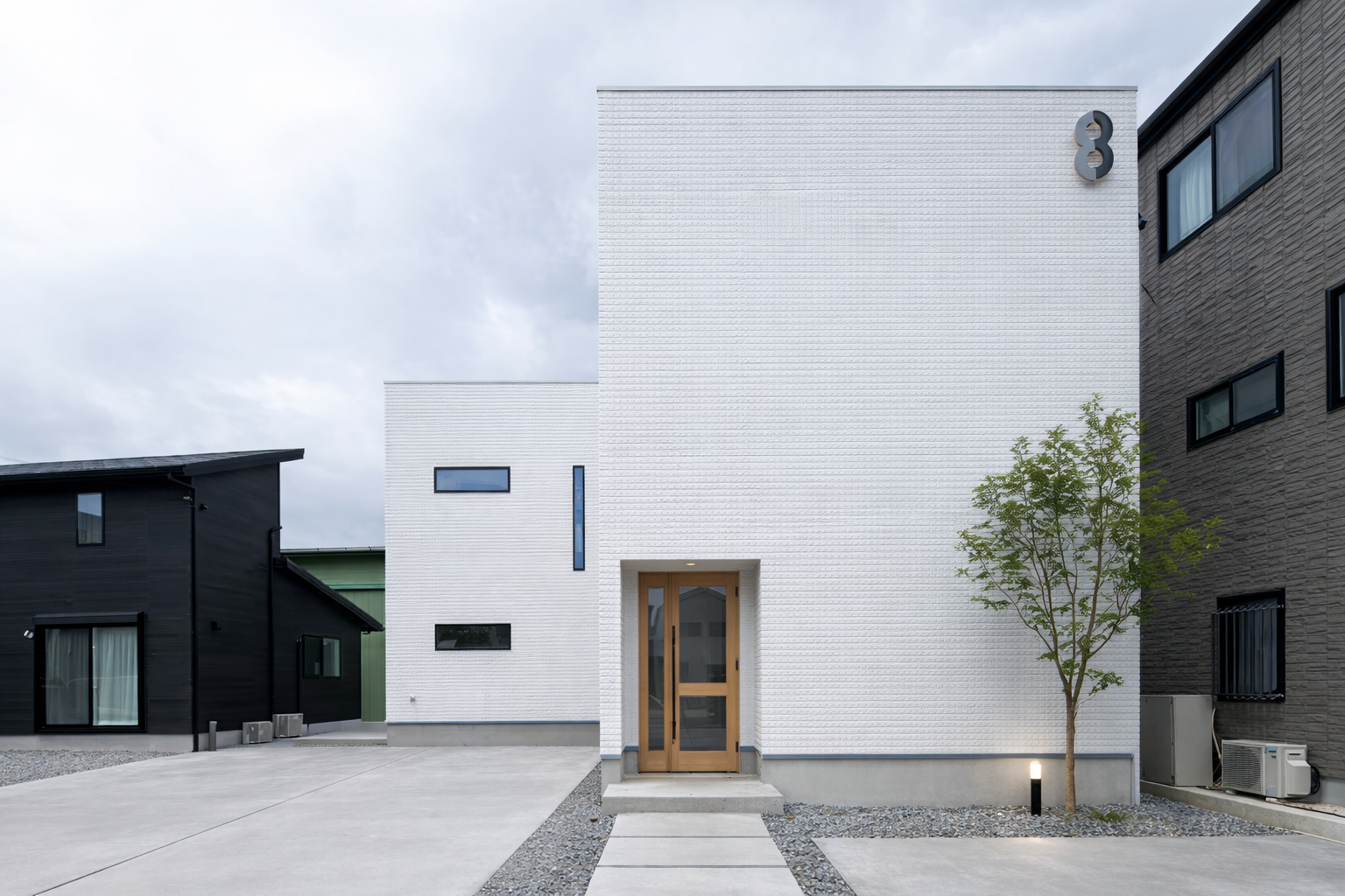 統一されたデザインの店舗併用住宅《三島市》